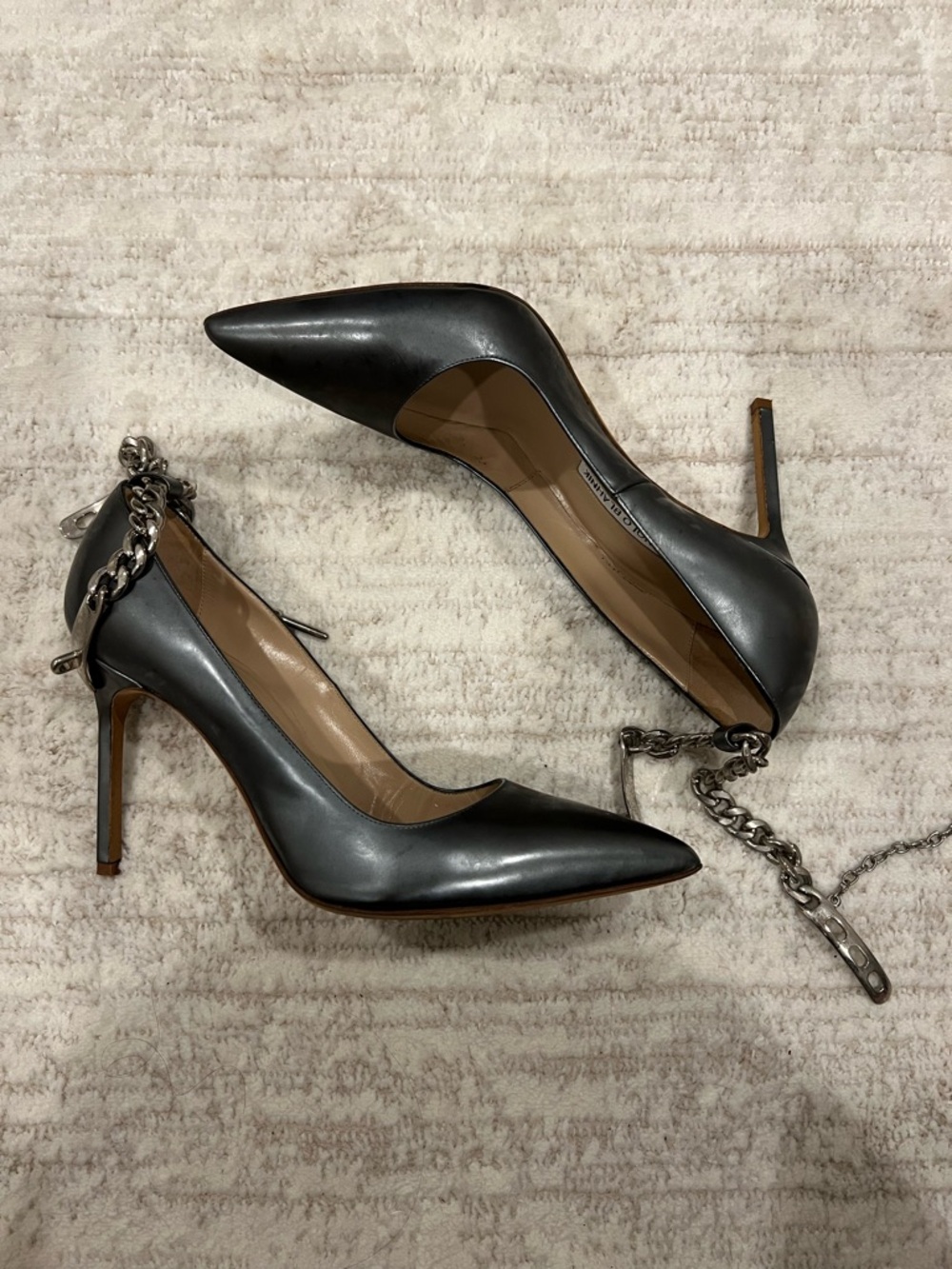 Manolo Blahnik BB Metallic Patent Leather & Chain Ankle-Strap Pumps sz 40 - Picture 10 of 11